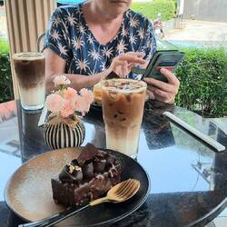 Nachmittags beim Eiskaffee; nach diesem Kuchenstück braucht man bis zum nächsten Morgen nichts mehr.