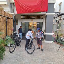 Learning e-bike operation at Grasshopper Adventure
