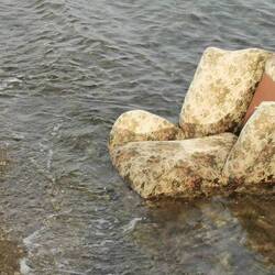 Als ich das erste Mal an dem Sessel vorbei ging, lag er noch oben auf dem Kai...