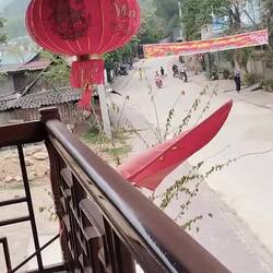 Im Dorf hier hängen überall noch die Propaganda-Lautsprecher.