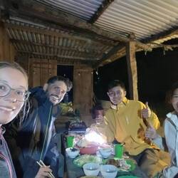 Abends haben wir lecker mit unseren Guides gegessen und die Wanderung begossen