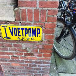 Hier gab es früher eine "Fusspumpe" um die Velopneus zu Pumpen 😅