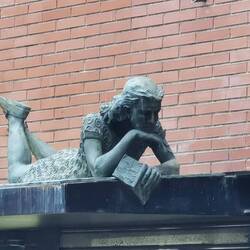 Was ist das wohl für ein Buch, das sie so darüber nachdenken lässt?