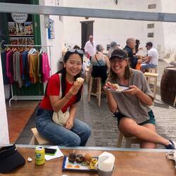 Shuyi et Clara contentes de manger