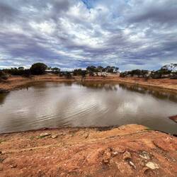 An dem Plateau gibt es einen kleines Wasserreservoir in dem eine Aboriginefamilie badet