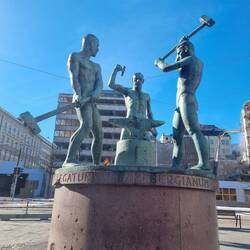 Drei-Schmiede-Skulptur