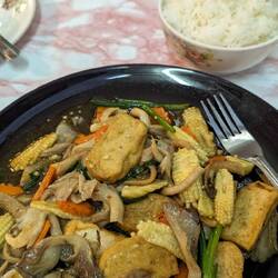 I like the mushrooms here are mostly oyster ones, more flavour & better texture, 7/10