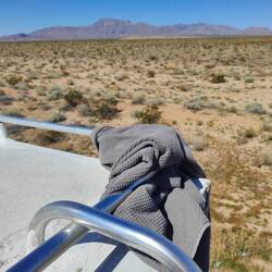 Auf der Autobahn: "Jan, wir haben das Tuch als Abdeckung auf dem Dachfenster vergessen!!" 😂