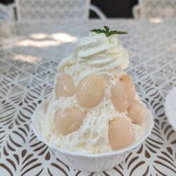 Lychee bingsu, basically shaved ice-cream, 7/10