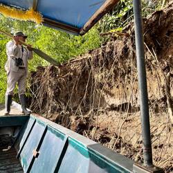 An der Anlegestelle wurde extra eine Treppe gebaut, die eigentliche wurde weggespült