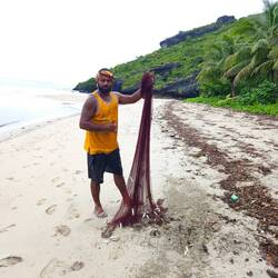 Mann fischt das Mittagessen für seine Familie