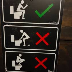 שלט מצחיק בשירותים