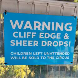 שלט מצחיק באתר הבנג'י