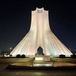 Azadi Tower - total beeindruckend