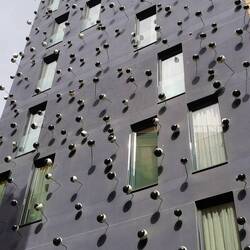 Die haben bestimmt aus gutem Grund erst im 1. Stock damit angefangen 🧗