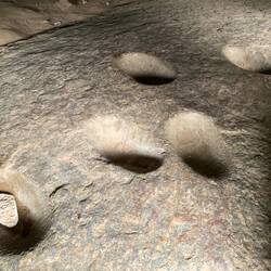 Aushöhlungen in der Höhle zur Zubereitung von Speisen