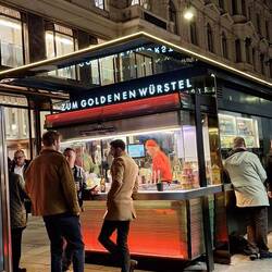 Würstel Stand - allseits und überall in Wien bekannt und geschätzt - Wurst im Brot
