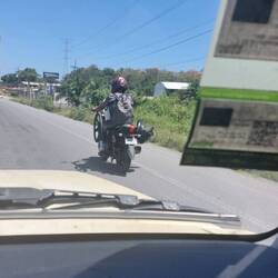 ... und eigenwillige Kreationen: angeketteter Ventilator als Klimaanlage 😅