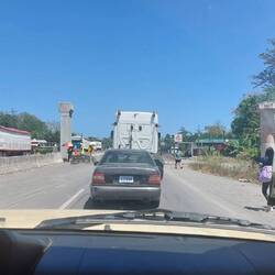 Lotsen auf der Autobahn, damit Fußgänger queren können