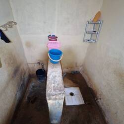 Die Toilette und auch das Bad? Wir sind uns nicht sicher, ob es noch ein gibt.