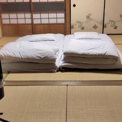 Unsere beiden Futons sind bereitet. Mal sehen, wie die Nacht wird.