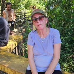 Δείτε την. Εκείνη ιδρώτας παντού. Εγώ κόλλα παντού.