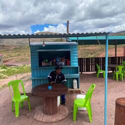 Sein Kiosk im Nowhere von Bolivien