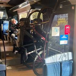 Fahrräder werden so richtig im Zug während der Fahrt befestigt