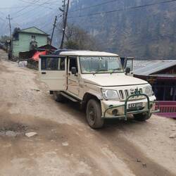 Das ist unser Jeep für sieben Personen und fünf Stunden - seht Euch das Reifenprofil an.