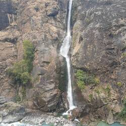 Wasserfall von unterwegs gesehen