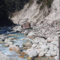 Wie kommt der rote Stein da bloß hin?