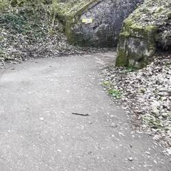 Auf der ehemaligen Bahntrasse durch einen Tunnel