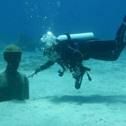 dem berühmten Tauchpionier Jaques Cousteau auf die Schulter geklopft