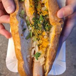 Bosna - dünne Bratwurst, Currypulver, Zwiebeln, Koriander