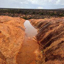 Auf dem Felsen haben sich natürliche Pools gebildet