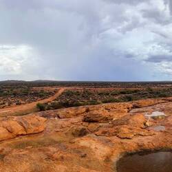 Man hat einen tollen Überblick über die Gegend und die einzige Straße durch die Einöde