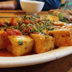 Đậu phụ sốt cà chua, Tofu in Tomatensauce. Alex' absolutes Lieblingsgericht.