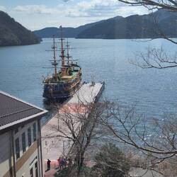 Piratenboote fahren Touristen auf dem See von A nach B
