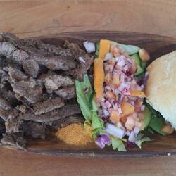 Kapana (Grillfleisch mit Tomaten-/Zwiebelsalat)