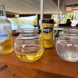 Zu viele Gäste gleichzeitig, daher bekommen wir Tischvasen als Gläser