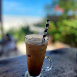 My iced Latte at the "Mr. Kawaha" restaurant / café in Paje