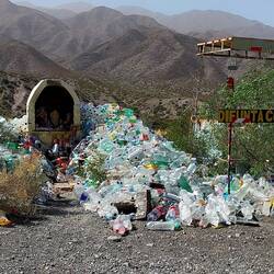 Opfergaben für den Schutzpatron, oder nur Plastikmüllentsorgung