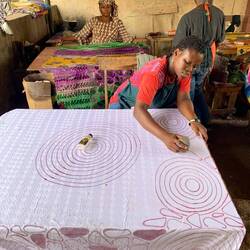 Muster aus flüssigem Wachs von Hand aufgetragen