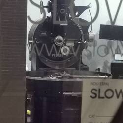 Da ist die Kaffeeröstmaschine doch tatsächlich direkt im Nachbarhaus!