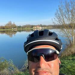 Noch in warmer Jacke auf der Brücke über die Charente