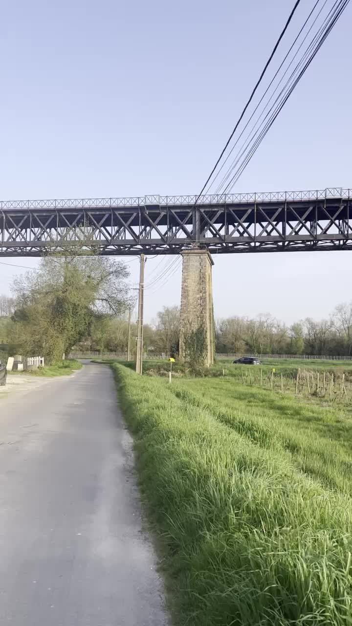 Eisenbahnbrücke über die Dordogne, erbaut von Gustave Eifel !880-!884, bei Cubzac-les-Ponts