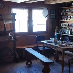 Ehemalige Käserei - auch heute gibt es viel Auswahl, aber auf der Piste nehmen wir keinen mit.