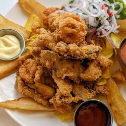 Chicharrón mixto con Yuca frita