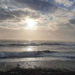 Mit wildem Wind und Wellen.