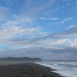 Direkt nebenan ist der steinige Pazifikstrand.